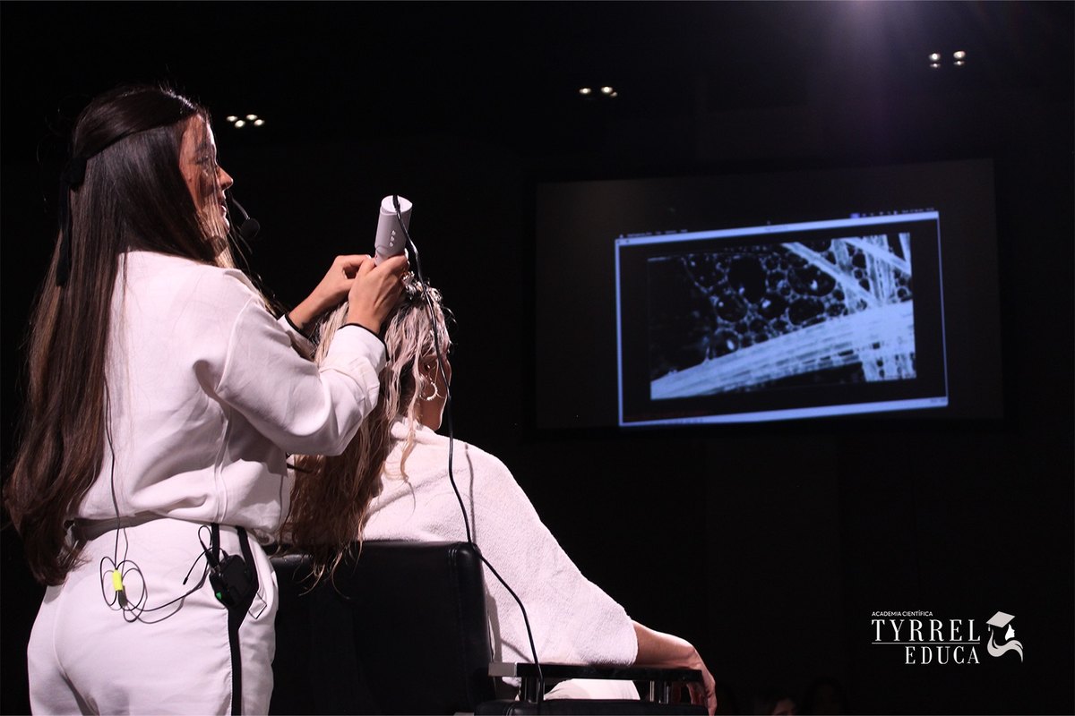 Adrielle Fernandes demonstrando tricoscopia em palco
