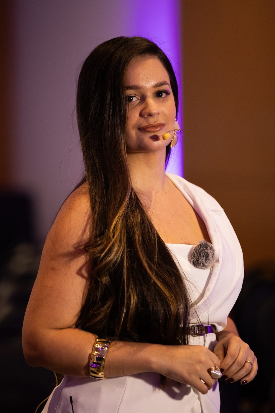 Adrielle Fernandes em palestra sobre terapia capilar